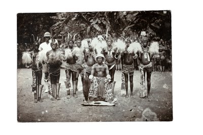 Kamerunischer Häuptling mit seinen Frauen, Kamerun, ca. 1930 von H. S. Freeman